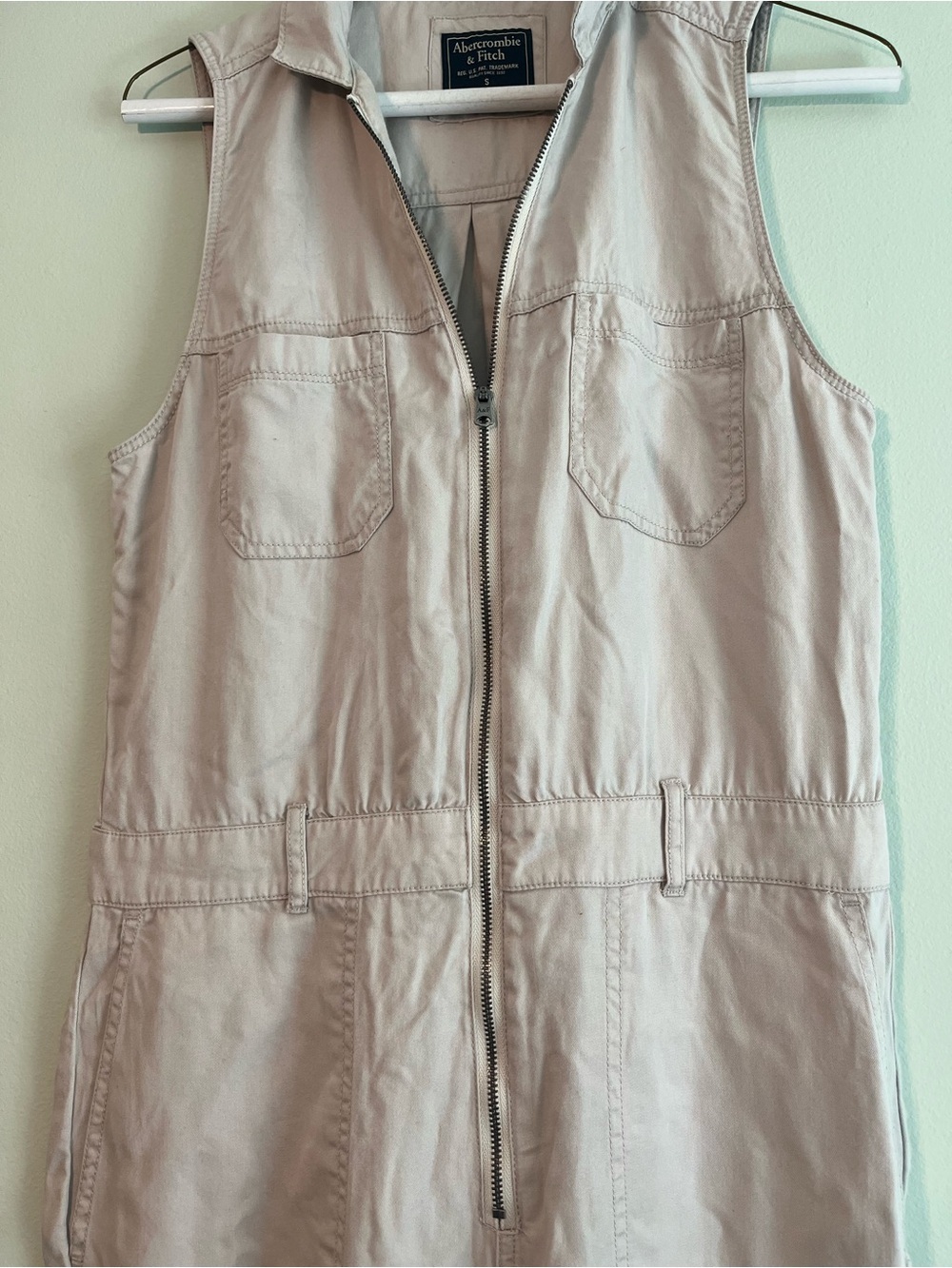 Abercrombie & Fitch Sleeveless Zip-Front Utility Jumpsuit in Light Beige - Picture 4 of 10